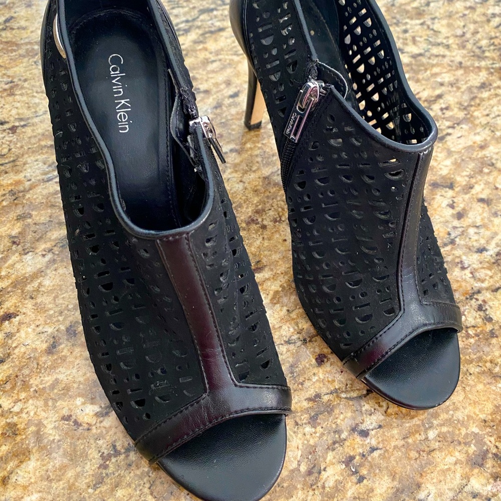 Calvin klein black cut out heels. Sz 9